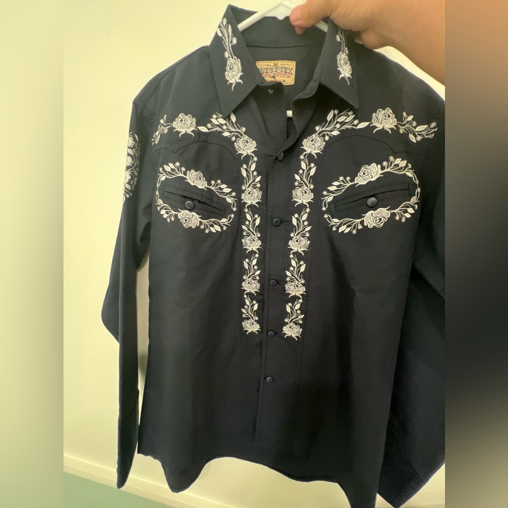 Men’s Navy Blue Embroidered Western Long Sleeve. Size Medium.